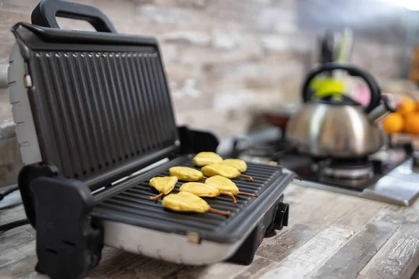Unsachgemäße Verwendung des Grills in der Küche - Zubereitung von getrockneten Früchten aus Birnen — Stockfoto