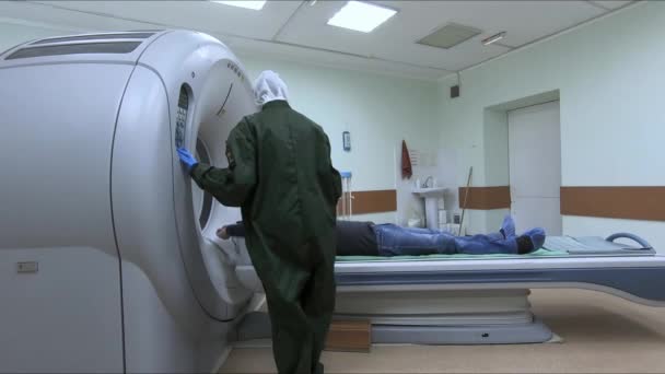 Covid-19 tanısı konmuş bir hastanın akciğerlerinin tomografisi. — Stok video