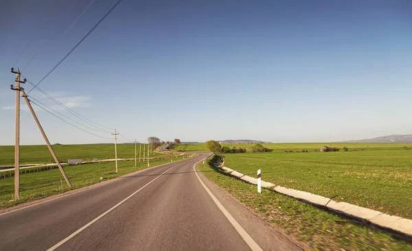 Bochtige asfaltweg op het platteland bergen — Stockfoto