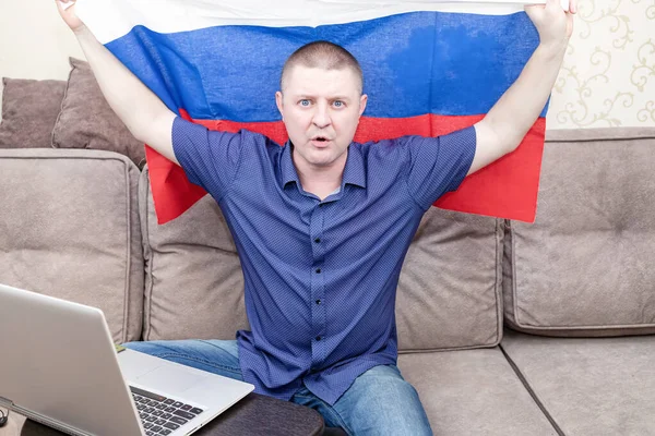 Un fan de la selección rusa con una bandera apoya a su equipo en vivo — Foto de Stock