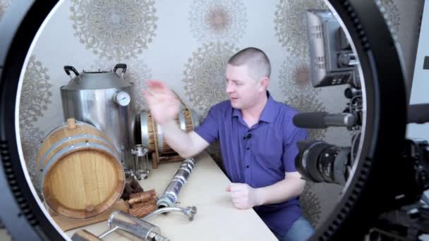 Молодой белый человек блоги о дистилляции и производства виски на дому — стоковое видео