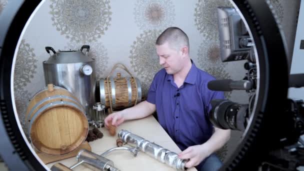 Young White Man Blogs Over Distillatie en Whiskey Productie thuis — Stockvideo