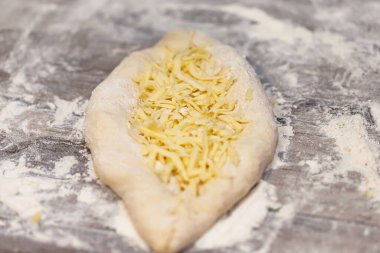 Ev mutfağındaki fırında peynirli geleneksel bir ekmek pişirmek.