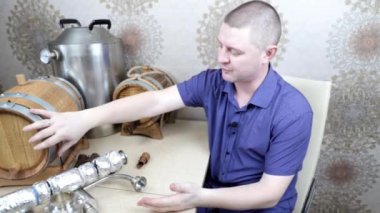 Blogunda bir adam evde viski üretmek için kullanılan cihazlardan bahsediyor.