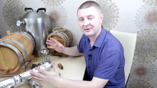 Muž ve svém blogu mluví o zařízeních pro výrobu whisky doma — Stock video