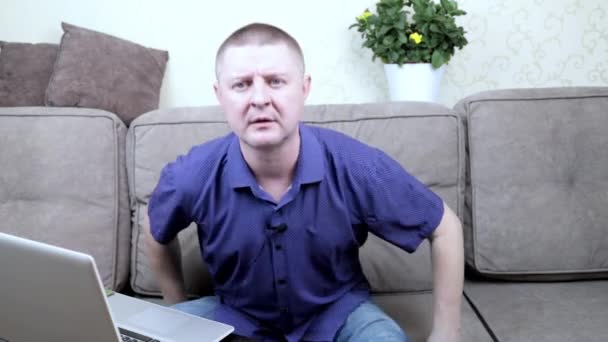 Un homme s'adapte pour garder son blog à la maison en ajustant le microphone de revers sur sa chemise — Video