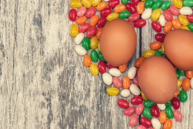 Paskalya temalı fotoğraflar: renkli tatlılar ve yumurtalar