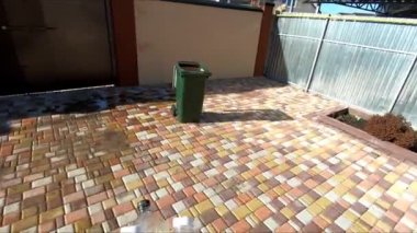 Özel bir evin bölgesindeki bir çöp kutusuna plastik şişe atmak.