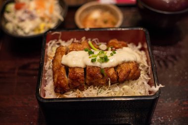 Bol soslu domuz pirzolası.