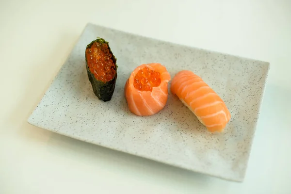 三块鲑鱼寿司放在盘子里 — 图库照片