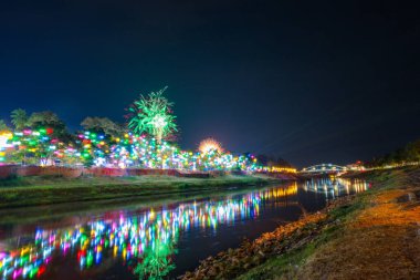 Phitsanulok, Tayland 'daki rıhtımda havai fişekler.