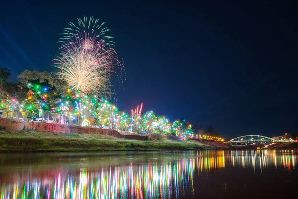 泰国Phitsanulok海滨有灯光的烟火 — 图库照片