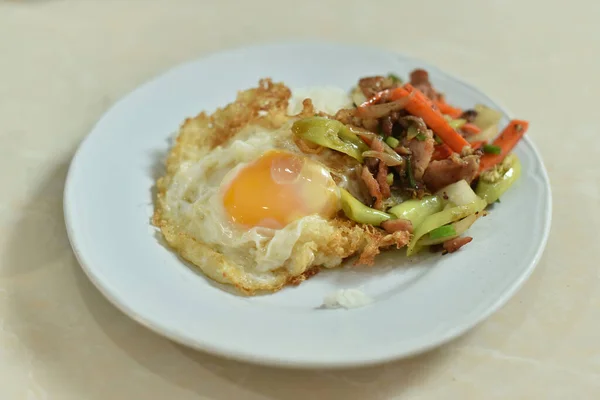 Telur Goreng Dengan Nasi Dan Daging Babi Goreng Dengan Chili — Stok Foto