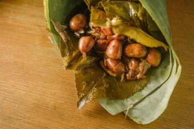 Muz yapraklarına sarılmış Miang Kham.