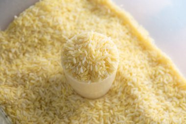 Plastik bardakta çiğ pirinç.