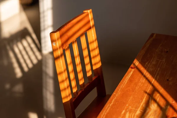 Szék Asztal Egy Napfényes Házban — Stock Fotó