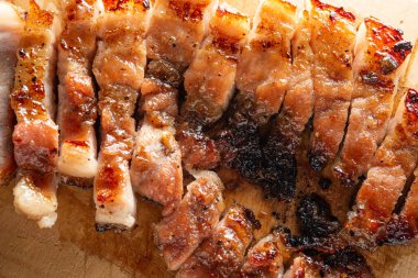 Parçalara ayrılmış domuz eti.