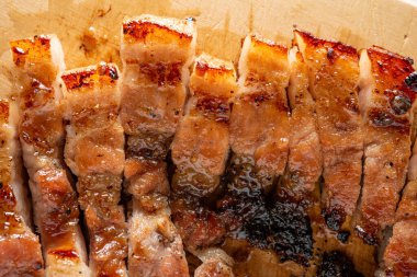 Parçalara ayrılmış domuz eti.