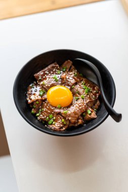 Çiğ yumurtalı lezzetli sarı sığır eti kasesi.