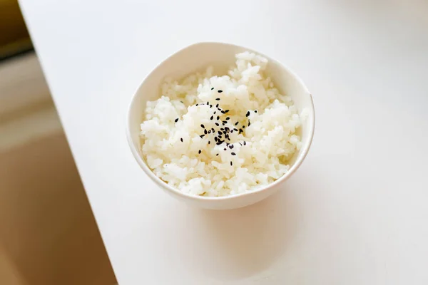 Beyaz Plastik Bardakta Siyah Susamlı Sade Pirinç — Stok fotoğraf
