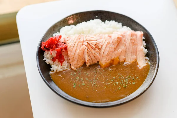 鲑鱼咖哩配米饭 日本菜 — 图库照片