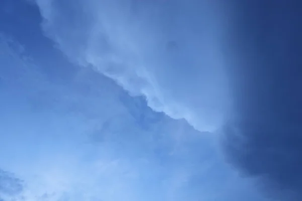 雨季的云彩和百里香 — 图库照片