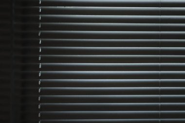 Perdeler kapalı gri.