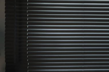 Perdeler kapalı gri.