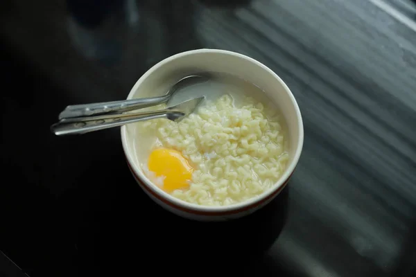 Fideos Hervidos Con Huevos Estilo Casero —  Fotos de Stock