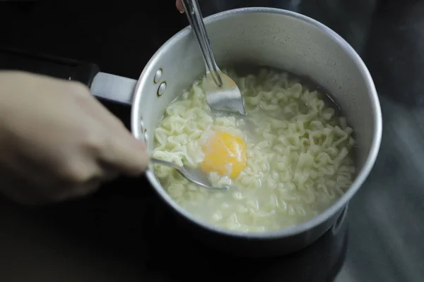 Mie Rebus Dengan Telur Gaya Rumah — Stok Foto