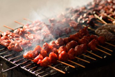 Tayland 'da kızarmış tavuk sokak yemeği..