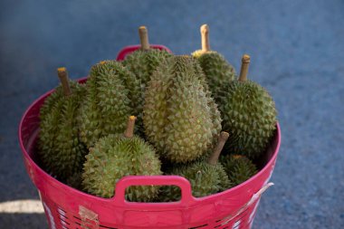 Kırmızı sepette çok durian var.