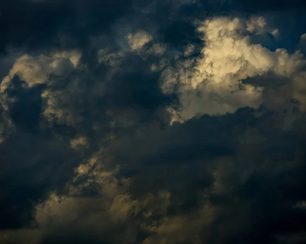 Gökyüzü Yoğun Bulutlarla Dolu — Stok fotoğraf