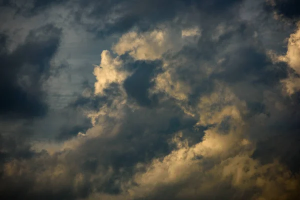 天空布满了浓密的云彩 — 图库照片