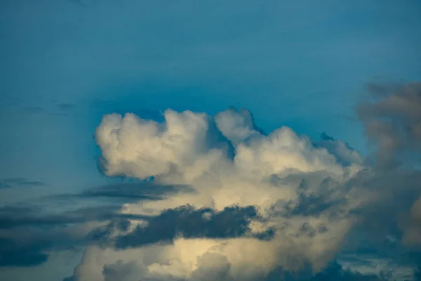Der Himmel Ist Voller Dichter Wolken — Stockfoto