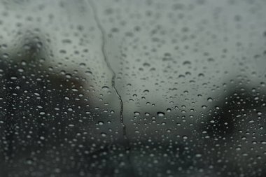 Araba sürerken yağmur, içeriden görüntü