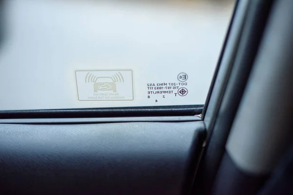 Символ Замка Автомобиля Застрявший Зеркале — стоковое фото