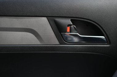 Araba kapısını kilitler, açar ve kapatır.