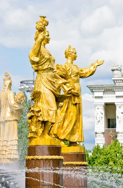 Detail fontány. Zlatá socha — Stock fotografie