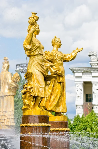 Detalhe da fonte. Estátua de ouro — Fotografia de Stock