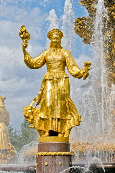 喷泉的详细信息。金色雕像 — 图库照片