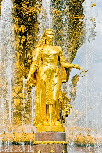 Brunnen-Detail. Goldene Statue — Stockfoto