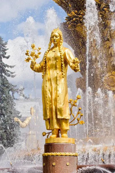 Detalle de la fuente. Estatua de oro —  Fotos de Stock