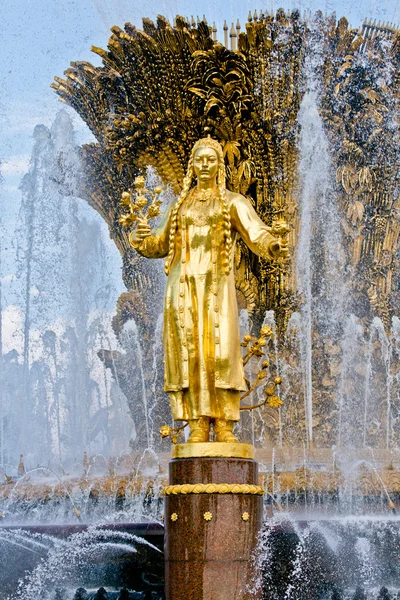 喷泉的详细信息。金色雕像 — 图库照片