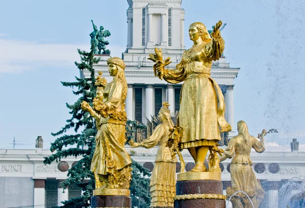 Detalle de la fuente. Estatua de oro —  Fotos de Stock