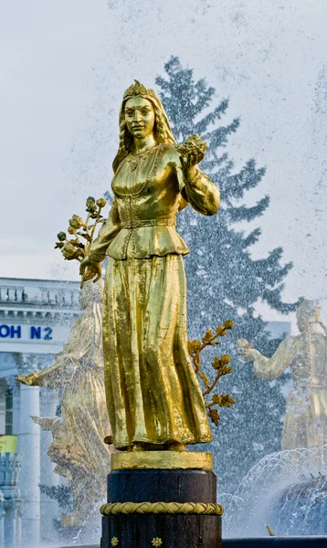 Detalle de la fuente. Estatua de oro — Foto de Stock