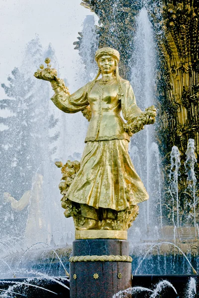 Detalle de la fuente. Estatua de oro —  Fotos de Stock