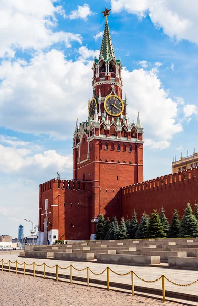 Rudé náměstí, Spasská věž z Kremlu, Moskva, Rusko — Stock fotografie