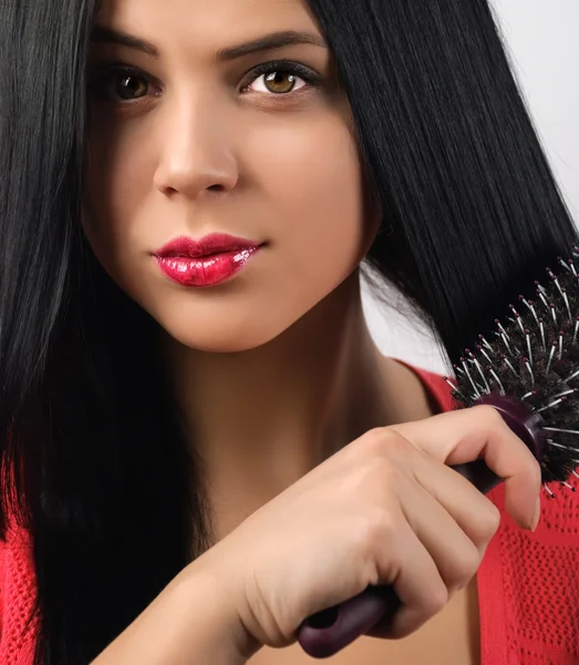 Portrait of the beautiful girl with a hairbrush — Stock Photo, Image