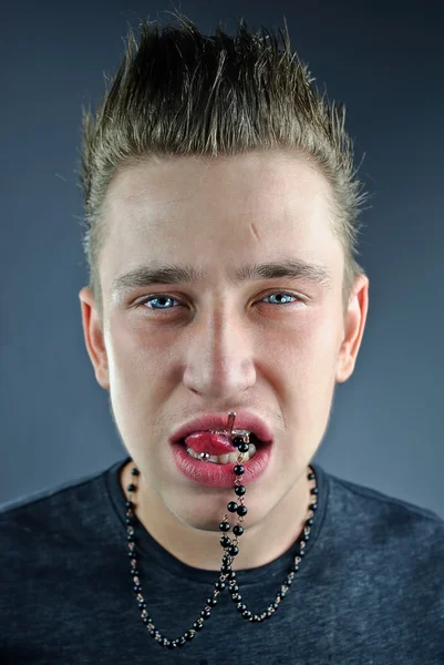 Retrato do homem com uma cruz nos dentes — Fotografia de Stock